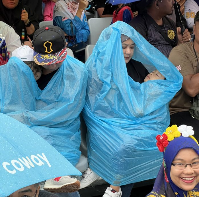 (古城封面主文)雨水浇不惜爱国情·近4万人共庆大马67岁