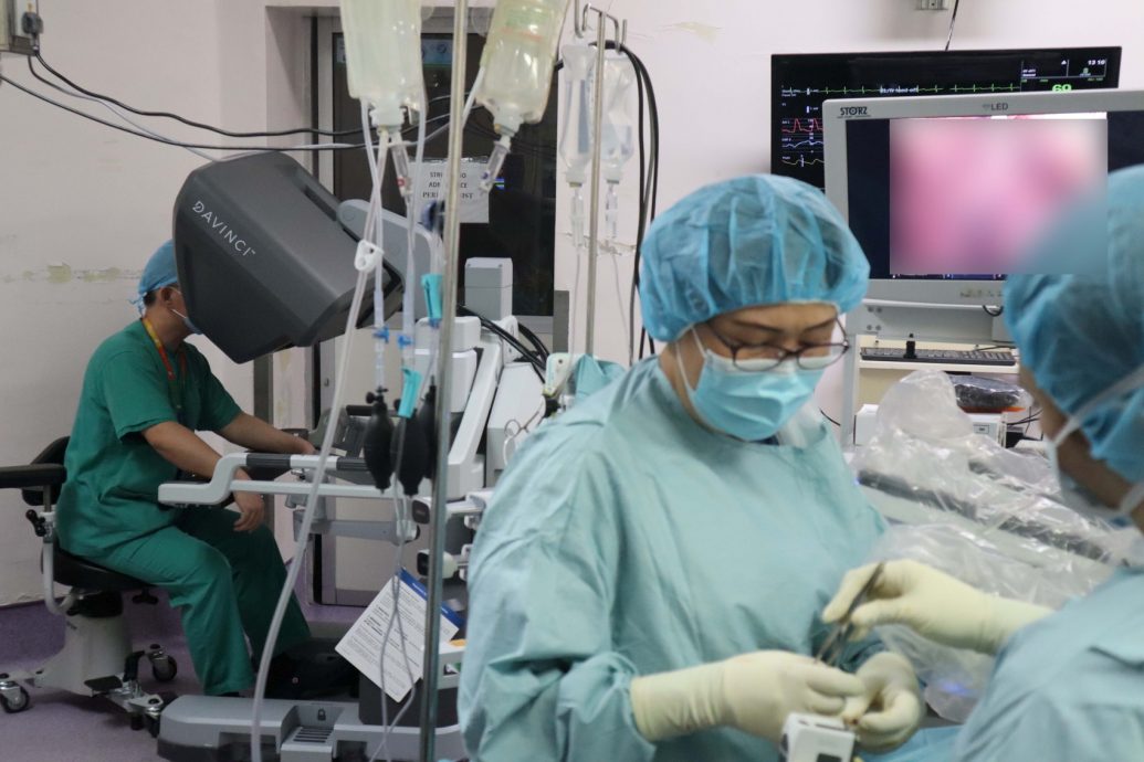 （古城版）爱极乐班台医院进行甲洲首例机器人辅助手术