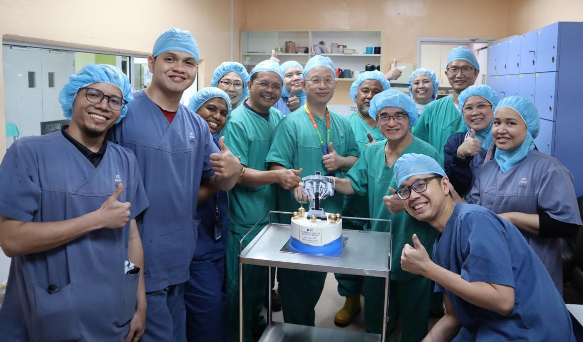 （古城版）爱极乐班台医院进行甲洲首例机器人辅助手术