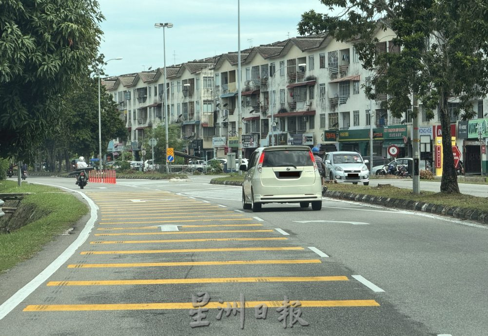 (古城版)防撞杆难察觉·司机险撞上 酿危机