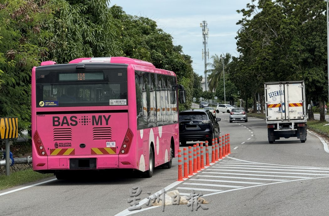 (古城版)防撞杆难察觉·司机险撞上 酿危机