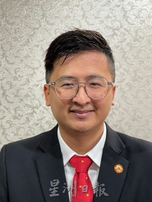 (古城版)防撞杆难察觉·司机险撞上 酿危机