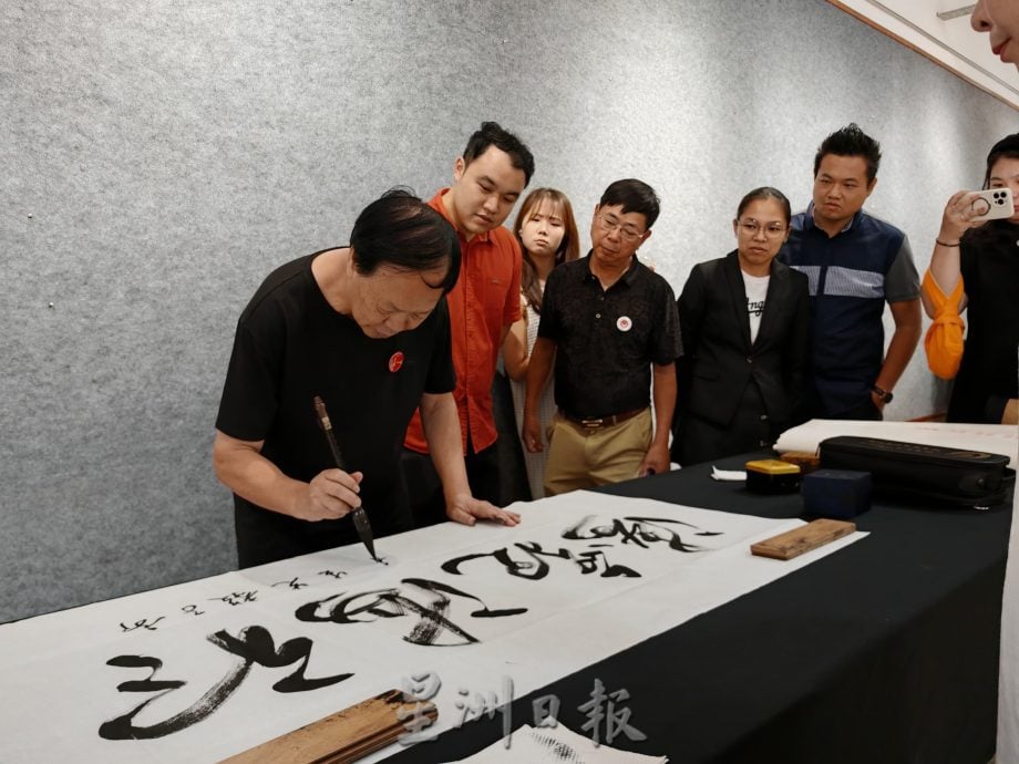 (古城第七版主文)中国福建省海峡之星少儿艺术团30人,交流书法及彩作,推动马中文化艺术交流