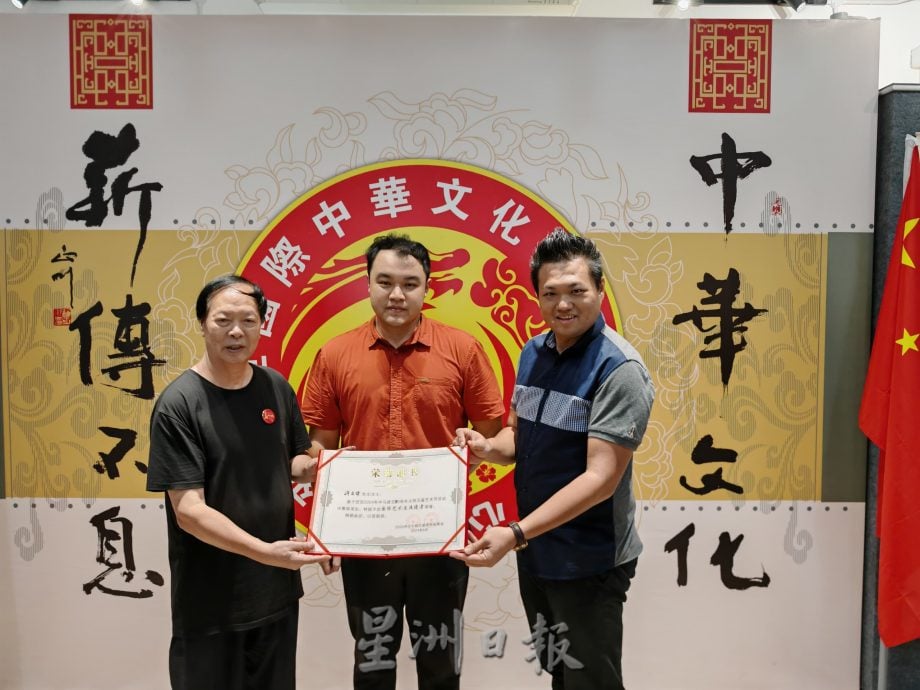(古城第七版主文)中国福建省海峡之星少儿艺术团30人,交流书法及彩作,推动马中文化艺术交流