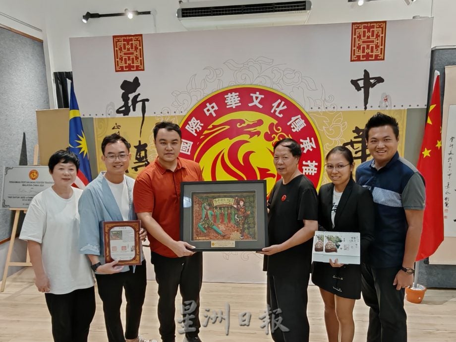 （古城第七版主文）中国福建省海峡之星少儿艺术团30人，交流书法及彩作，推动马中文化艺术交流