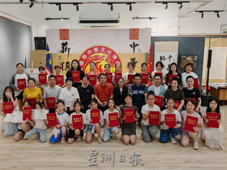 (古城第七版主文)中国福建省海峡之星少儿艺术团30人,交流书法及彩作,推动马中文化艺术交流