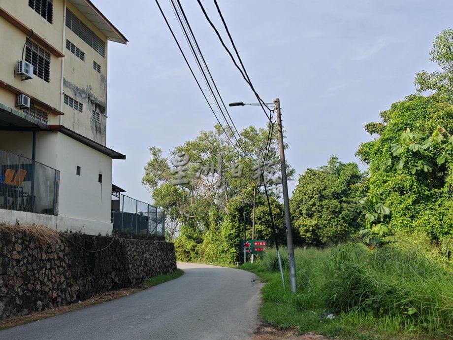 (古城第三版主文)螫伤10多名学生,晋巷学校终于找出并成功除掉蜂窝