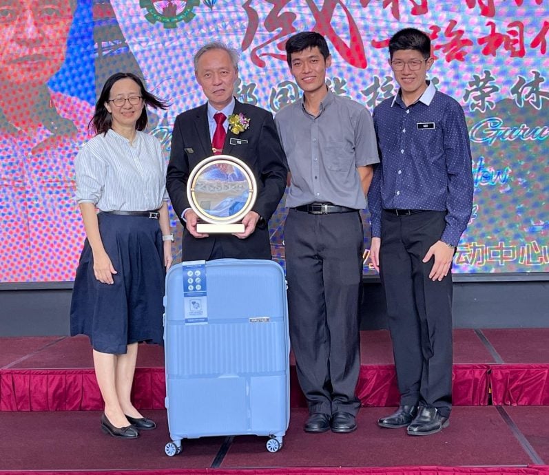 育民学校郑国华校长荣休会