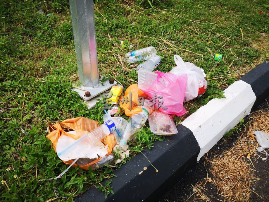 （古城第五版主文）礼礼河口码头停车场的休闲场遭垃圾“毁容”