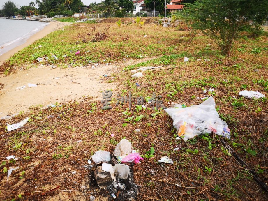 （古城第五版主文）礼礼河口码头停车场的休闲场遭垃圾“毁容”