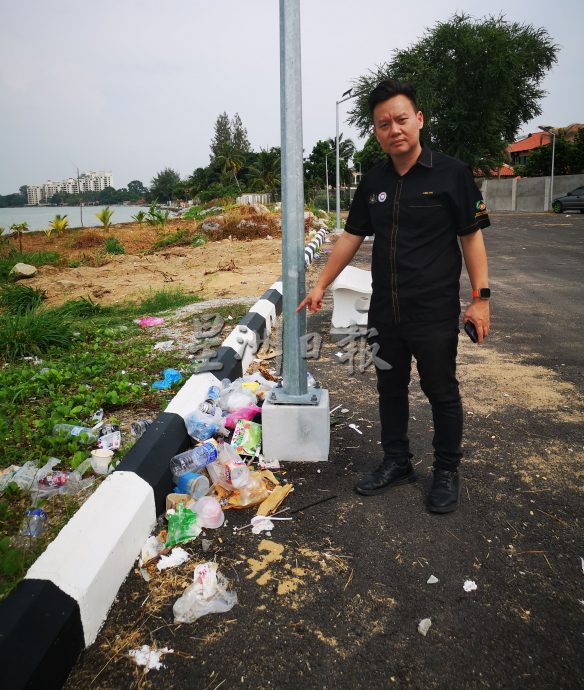 （古城第五版主文）礼礼河口码头停车场的休闲场遭垃圾“毁容”