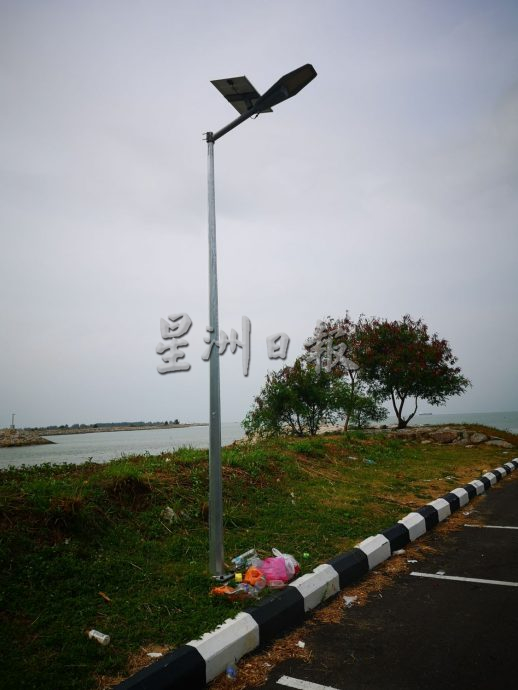 （古城第五版主文）礼礼河口码头停车场的休闲场遭垃圾“毁容”