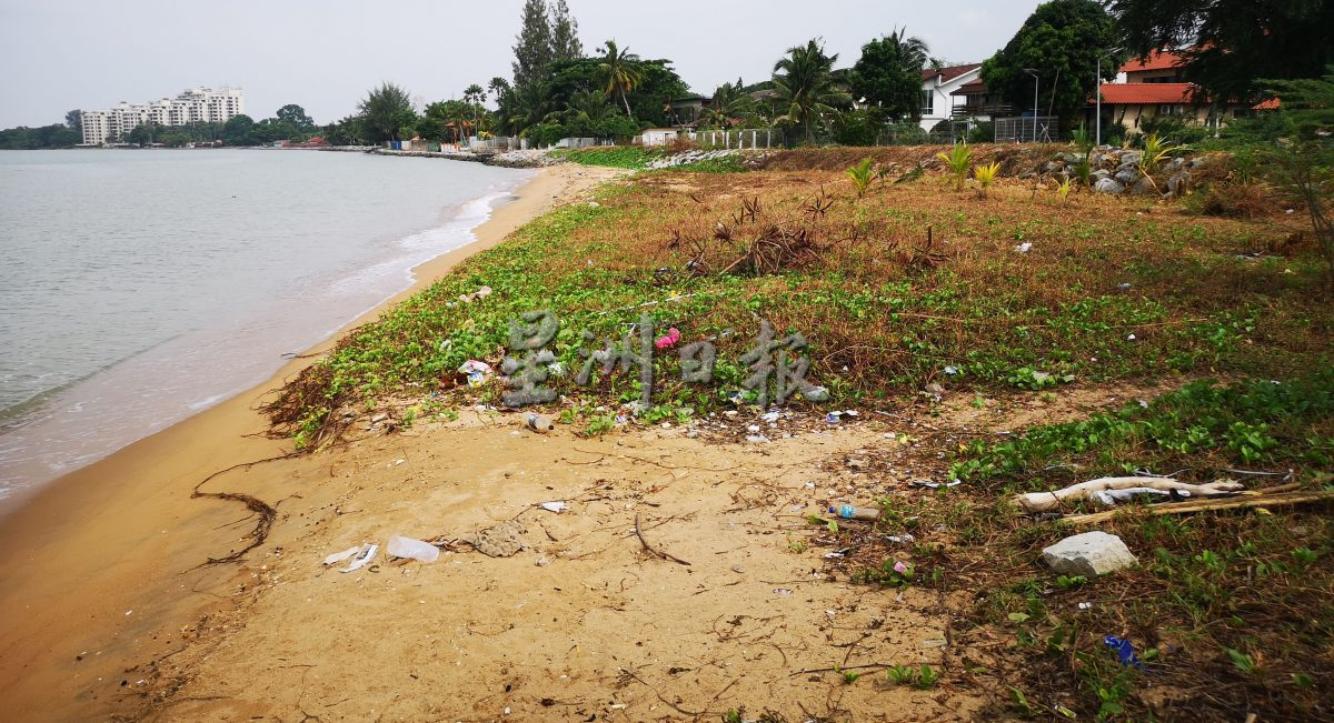 （古城第五版主文）礼礼河口码头停车场的休闲场遭垃圾“毁容”