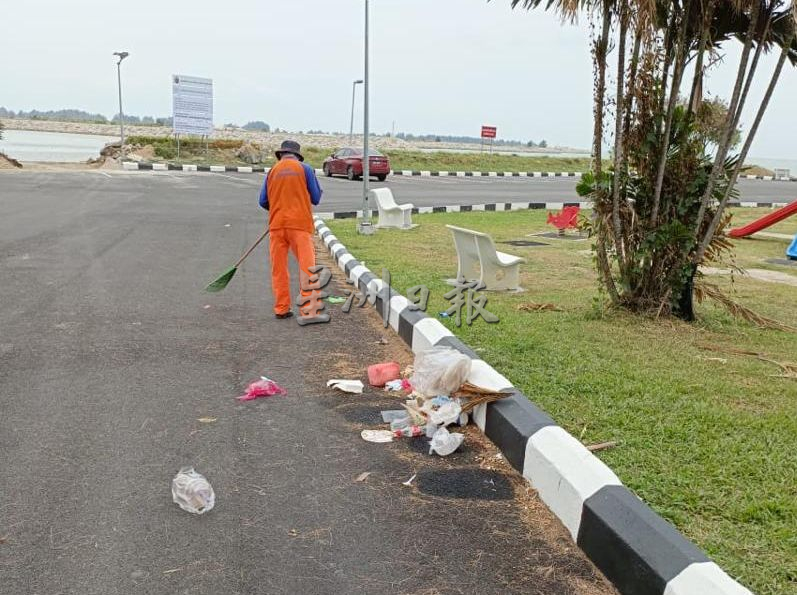 （古城第五版主文）礼礼河口码头停车场的休闲场遭垃圾“毁容”