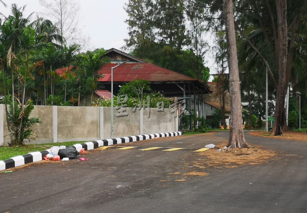 （古城第五版主文）礼礼河口码头停车场的休闲场遭垃圾“毁容”