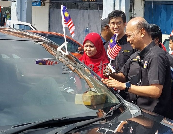 (古城第四版主文)28个州选区协调与发展中心将获得派发3000面辉煌条纹,以鼓励每户在家挂起国旗