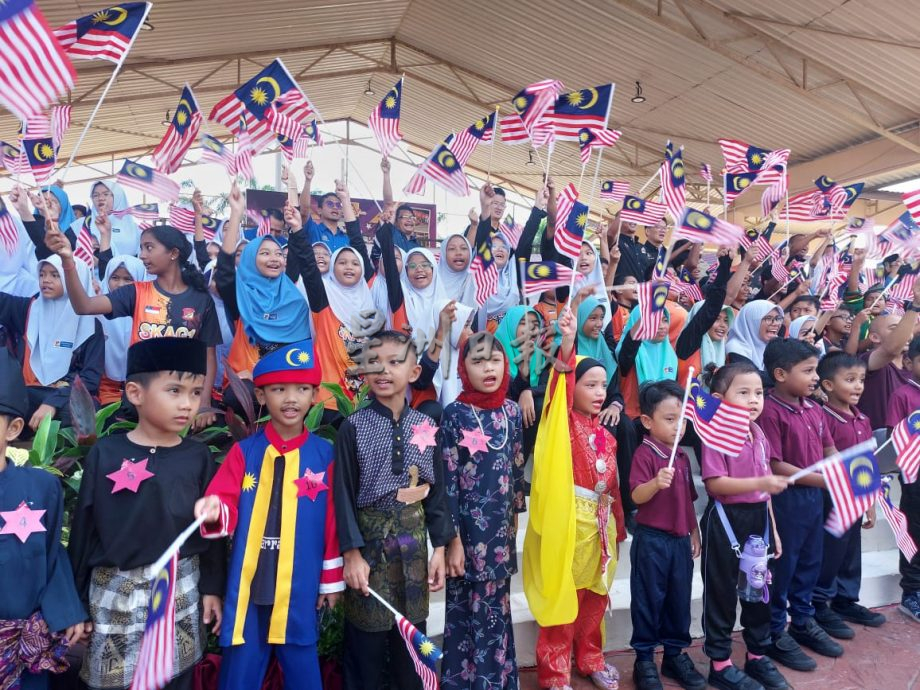 (古城第四版主文)28个州选区协调与发展中心将获得派发3000面辉煌条纹,以鼓励每户在家挂起国旗