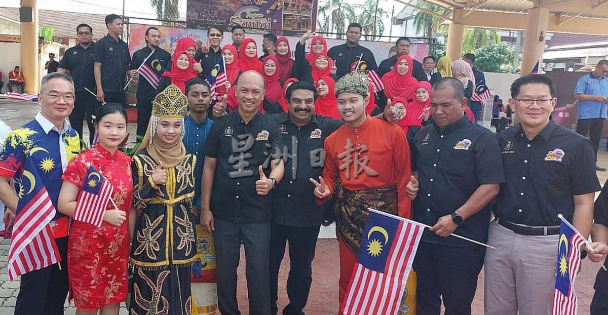 (古城第四版主文)28个州选区协调与发展中心将获得派发3000面辉煌条纹,以鼓励每户在家挂起国旗