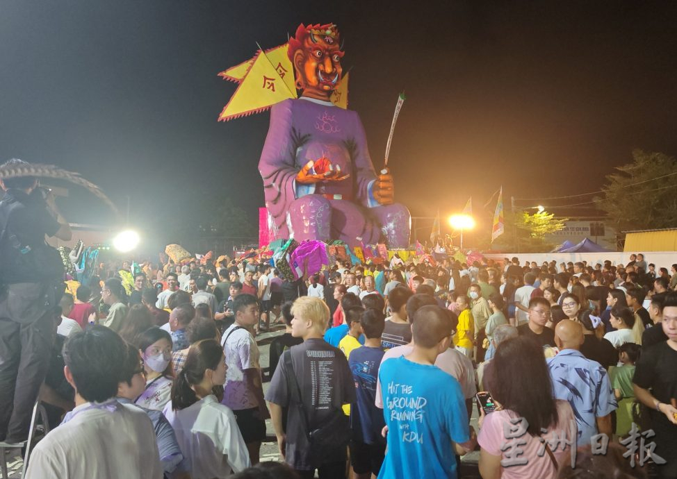 (大北马)吉打默贡斗母宫最大尊大士爷回銮旺西南方,龙袍突破469件。