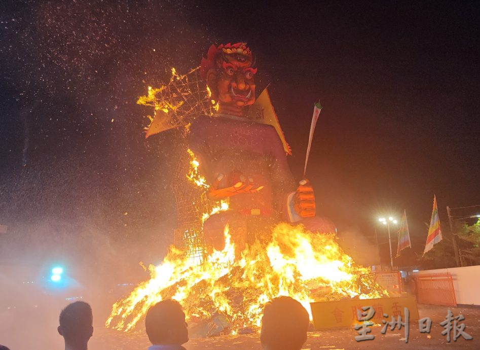(大北马)吉打默贡斗母宫最大尊大士爷回銮旺西南方,龙袍突破469件。