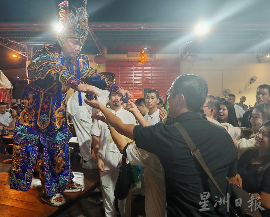 (大北马)吉打默贡斗母宫最大尊大士爷回銮旺西南方,龙袍突破469件。