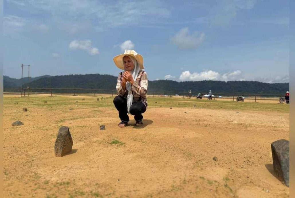 (大北马)柏鲁湖干涸导致古墓重见天日,300人后裔村民集聚祈福