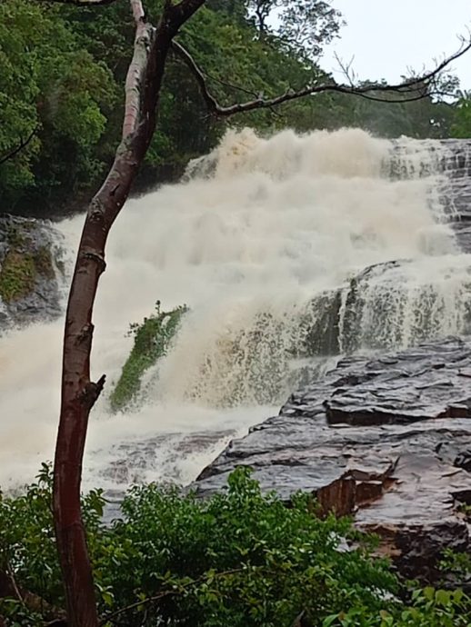 (大北马)游客拍急流画面被劝离!
