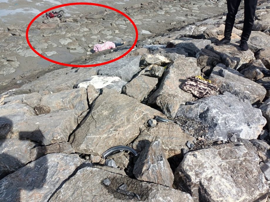 (大北马)青年骑摩托车三叉路口失控,冲撞翻越海堤跌落泥沼丧命