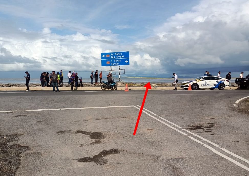 (大北马)青年骑摩托车三叉路口失控,冲撞翻越海堤跌落泥沼丧命