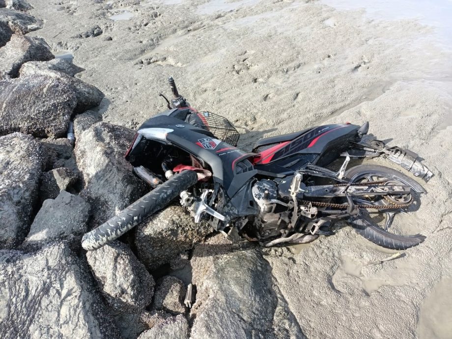 (大北马)青年骑摩托车三叉路口失控,冲撞翻越海堤跌落泥沼丧命