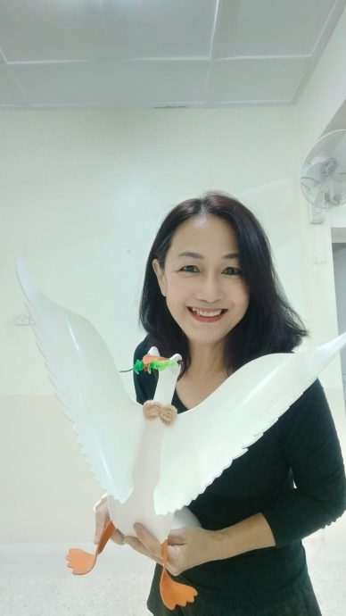 (已签发)柔:【特稿】送PVC摆设品美化学校 龚祝群:校园不再枯燥