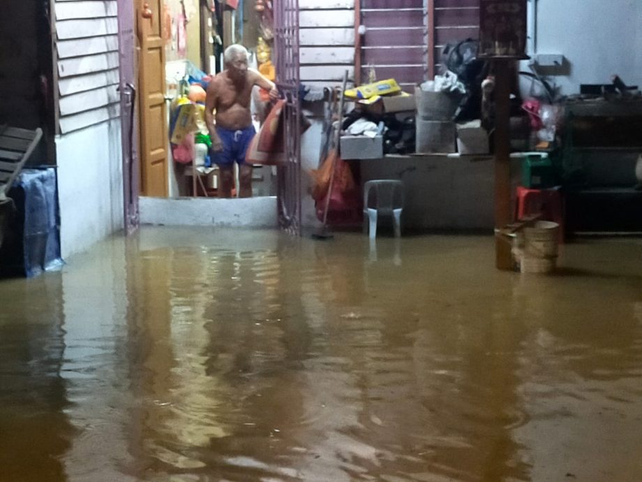 (已签发)柔:下午炎热傍晚暴雨 居本峇鲁3住家遇水袭