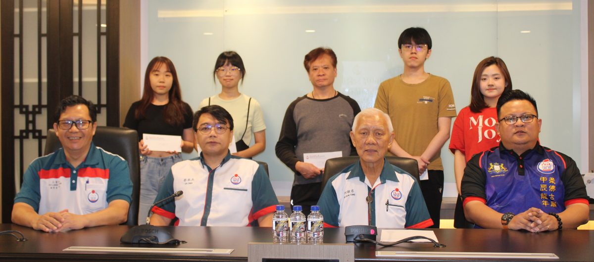 (已签发)柔:**可版头**新山中华公会拨逾18万,15学子获颁奖贷学金