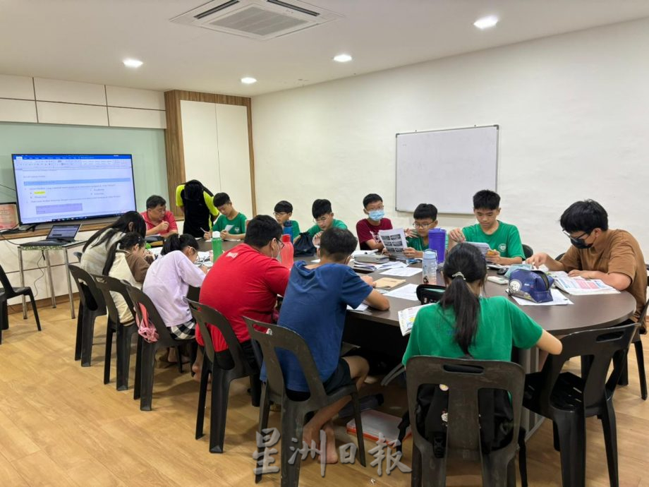 (已签发)柔:**封面**善心美事:峇商业慈善社增设中学补习班,为清寒生中学教育路保驾护航