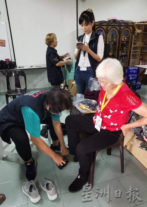 (已签发)柔:**封面**幸福巴士开抵古来圣安德烈长老会,14长者享免费服务