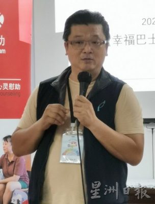 (已签发)柔:**封面**幸福巴士开抵古来圣安德烈长老会,14长者享免费服务