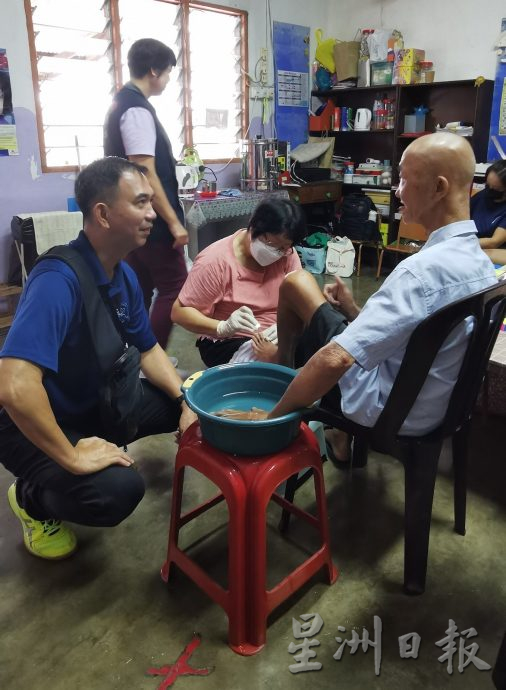 (已签发)柔:**封面**幸福巴士开抵古来圣安德烈长老会,14长者享免费服务