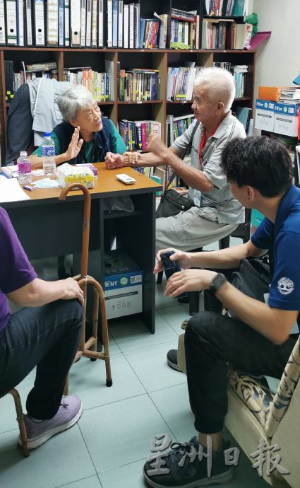 (已签发)柔:**封面**幸福巴士开抵古来圣安德烈长老会,14长者享免费服务