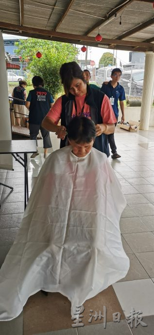 (已签发)柔:**封面**幸福巴士开抵古来圣安德烈长老会,14长者享免费服务