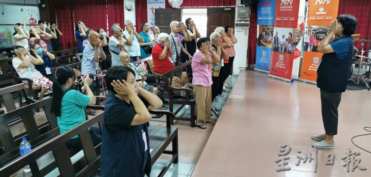 (已签发)柔:**封面**幸福巴士开抵古来圣安德烈长老会,14长者享免费服务