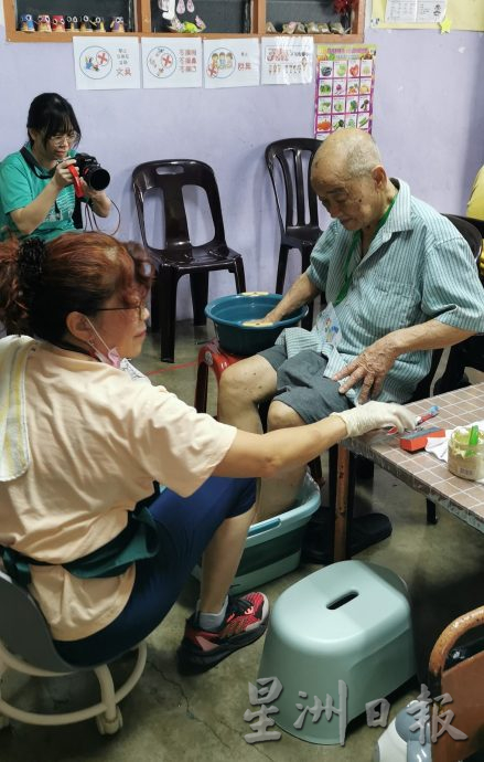 (已签发)柔:**封面**幸福巴士开抵古来圣安德烈长老会,14长者享免费服务