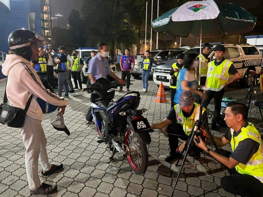 (已签发)柔:新山南区警方取缔道路流氓 充公115摩托车扣1涉毒骑士