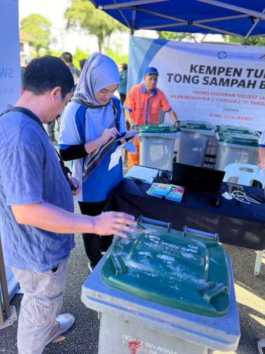 (已签发)柔:**显刊**柔15地方政府辖下住宅区 分阶段获派滚轮垃圾桶