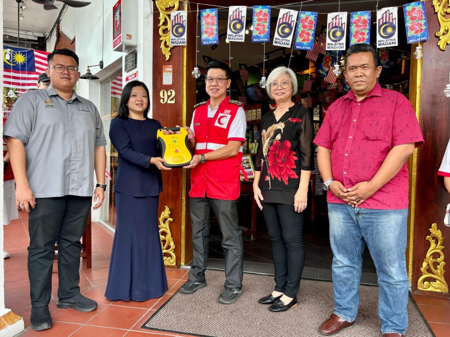 (已签发)柔:**版四头**峇市大马路有AED了 公众可利用设备救人一命