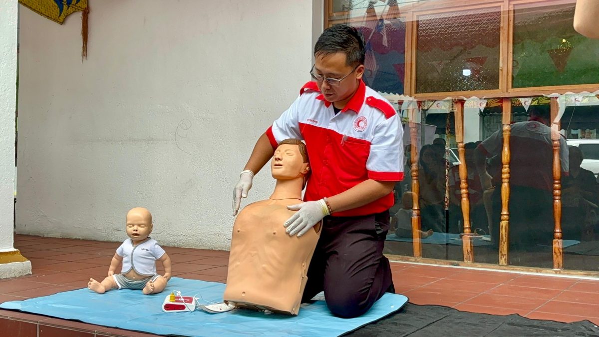 (已签发)柔:**版四头**峇市大马路有AED了 公众可利用设备救人一命