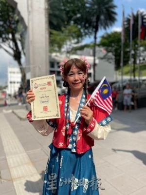 (已签发)柔:**版头**与民同庆三大民族舞蹈,陈旭年文化街染国庆气氛