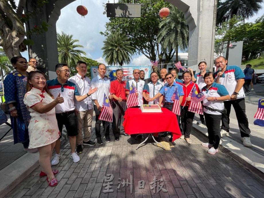 (已签发)柔:**版头**与民同庆三大民族舞蹈,陈旭年文化街染国庆气氛
