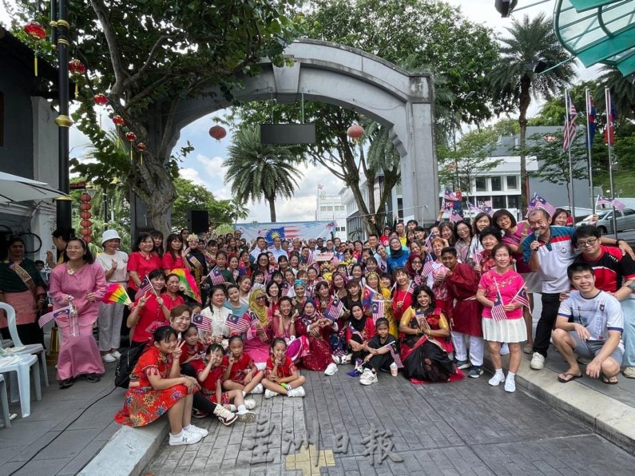(已签发)柔:**版头**与民同庆三大民族舞蹈,陈旭年文化街染国庆气氛
