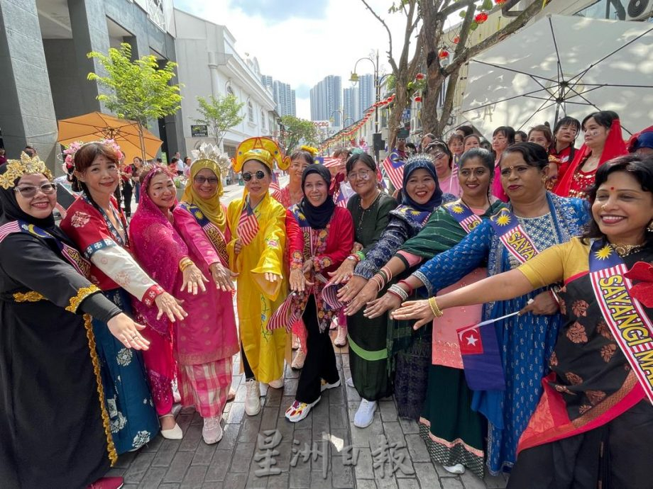 (已签发)柔:**版头**与民同庆三大民族舞蹈,陈旭年文化街染国庆气氛