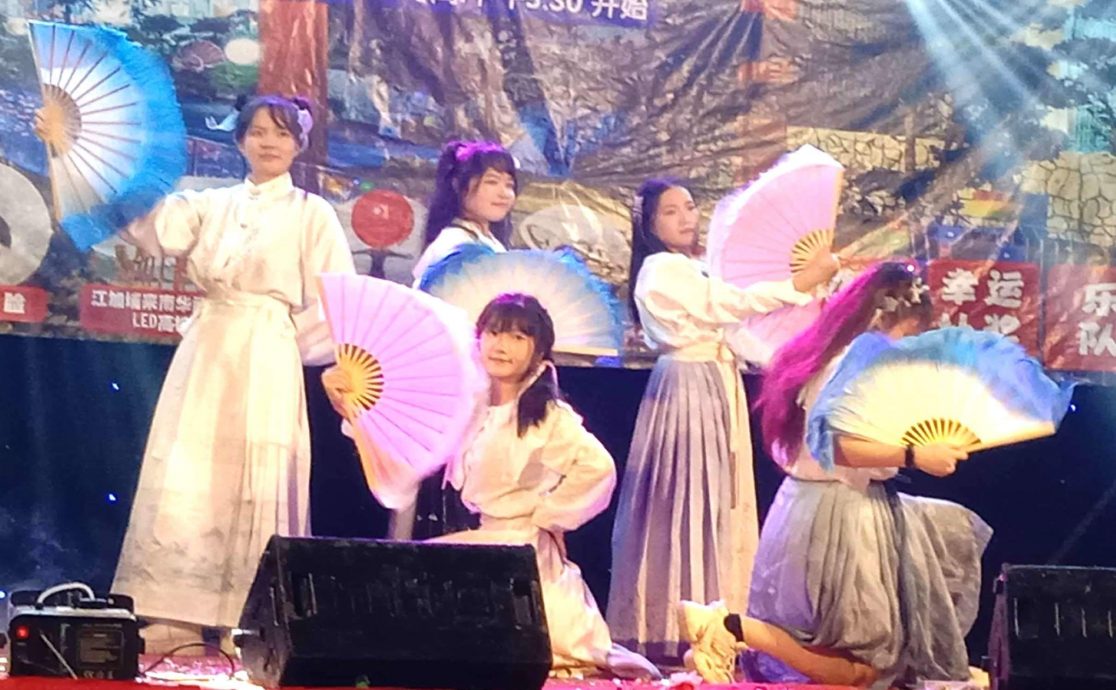 (已签发)柔:**版头**加拉巴沙威河畔街开幕 3千人同庆67周年国庆日